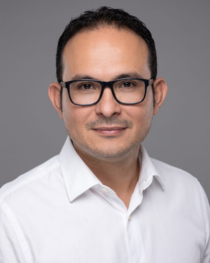 Retrato de Arnaldo Gómez de Castro, socio de ADJ Grupo Jurídico, especialista en derecho penal, administrativo y constitucional